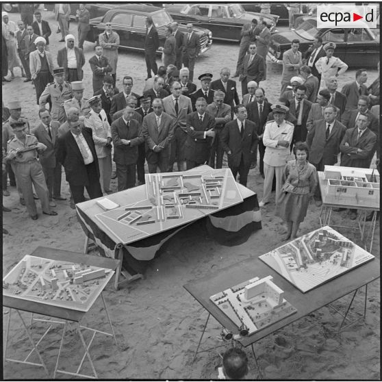 Bône. Nafissa Sid Cara et Henri Rochereau devant les maquettes d'une future cité.
