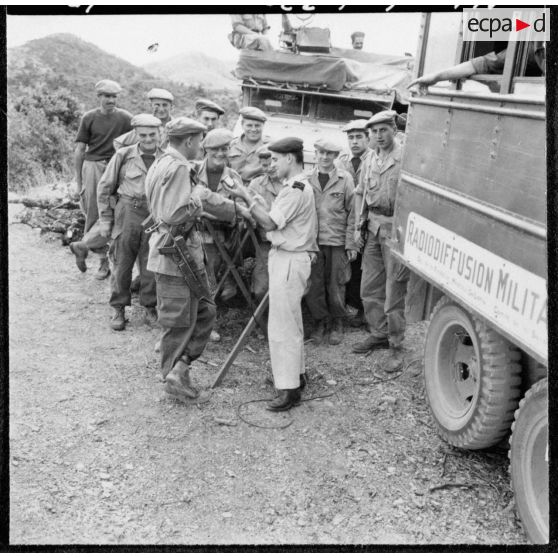 Enregistrement des messages des soldats isolés à leurs familles, grâce au camion itinérant de la radiodiffusion militaire.