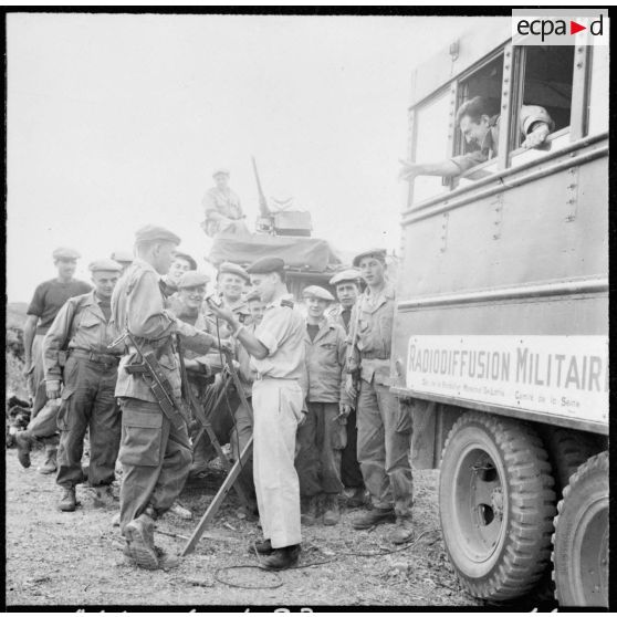 Enregistrement des messages des soldats isolés à leurs familles, grâce au camion itinérant de la radiodiffusion militaire.