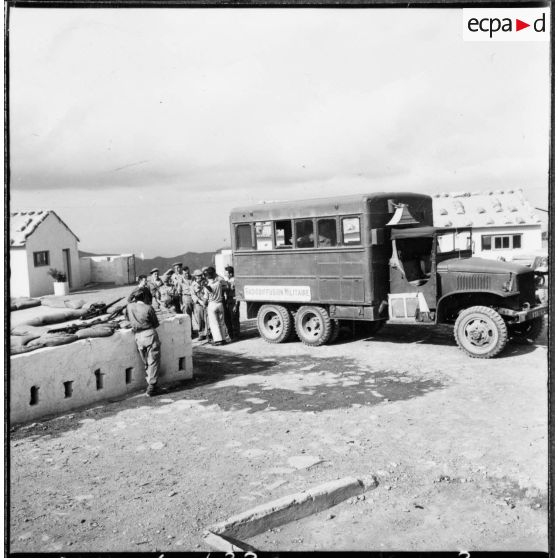 Enregistrement des messages des soldats isolés à leurs familles, grâce au camion itinérant de la radiodiffusion militaire.