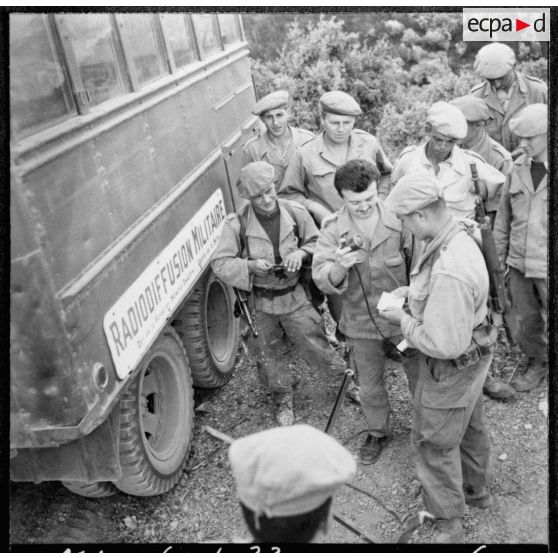 Enregistrement des messages des soldats isolés à leurs familles, grâce au camion itinérant de la radiodiffusion militaire.