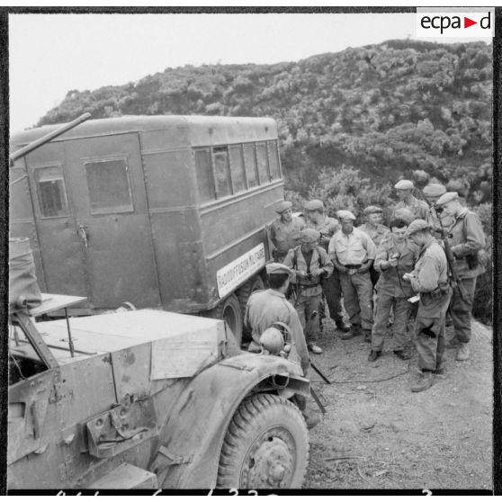 Enregistrement des messages des soldats isolés à leurs familles, grâce au camion itinérant de la radiodiffusion militaire.