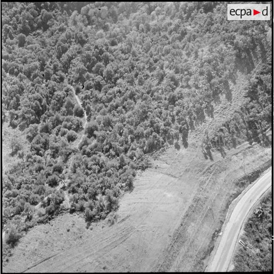 Vue aérienne du barrage électrifié de la frontière algero-tunisienne.