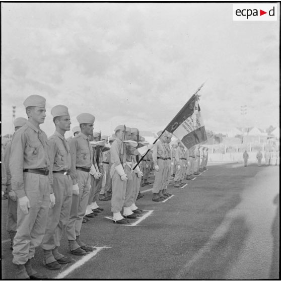 Remise de galons aux élèves officiers de l'Ecole militaire de Cherchell. La promotion Koufra et son drapeau.
