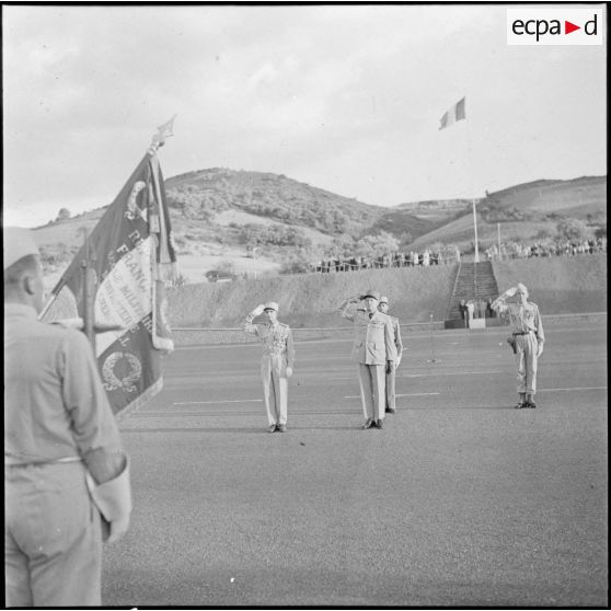 Remise de galons aux élèves officiers de l'Ecole militaire de Cherchell. Les autorités.