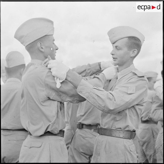 Remise de galons aux élèves officiers de l'Ecole militaire de Cherchell. Deux élèves se placent mutuellement les épaulettes d'officier.