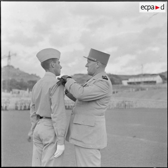 Remise de galons aux élèves officiers de l'Ecole militaire de Cherchell. Le général Crépin remet lui-même les épaulettes d'officier au major de promotion.