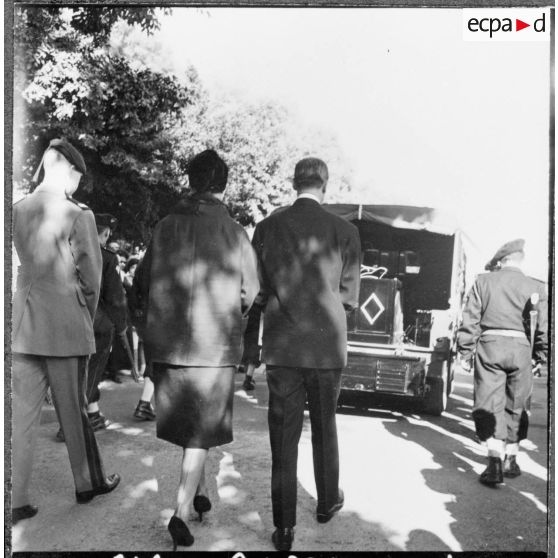 Alger. Hôpital Maillot. Obsèques du sous-lieutenant François d'Orléans. Le comte, la comtesse de Paris et le comte de Clermont suivant le corps.