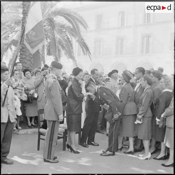 Alger. Hôpital Maillot. Obsèques du sous-lieutenant François d'Orléans. Une foule nombreuse vient présenter ses condoléances au comte et à la comtesse de Paris.