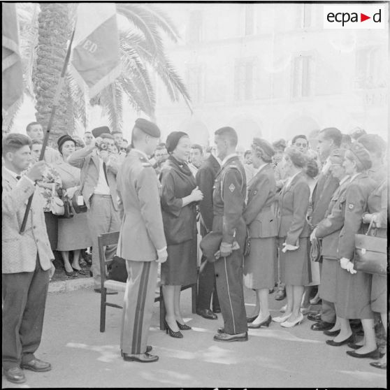Alger. Hôpital Maillot. Obsèques du sous-lieutenant François d'Orléans. Une foule nombreuse vient présenter ses condoléances au comte et à la comtesse de Paris.