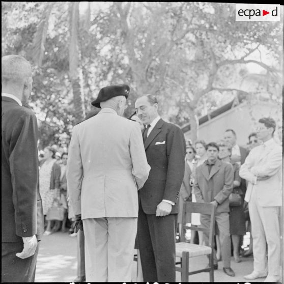 Alger. Hôpital Maillot. Obsèques du sous-lieutenant François d'Orléans. Le comte de Paris et le général de Camas.