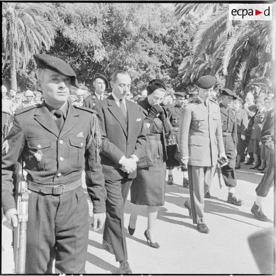 Alger. Hôpital Maillot. Obsèques du sous-lieutenant François d'Orléans. Le comte et la comtesse de Paris et leur fils aîné le comte de Clermont.
