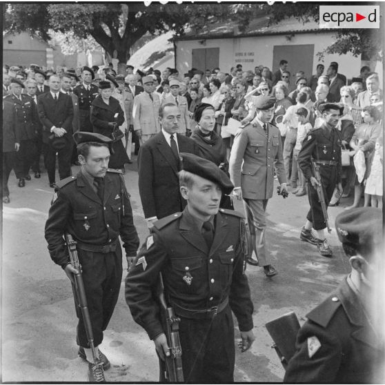 Alger. Hôpital Maillot. Obsèques du sous-lieutenant François d'Orléans. Le comte et la comtesse de Paris et leur fils aîné le comte de Clermont.