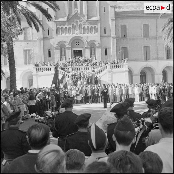 Alger. Hôpital Maillot. Obsèques du sous-lieutenant François d'Orléans. Devant la chapelle.