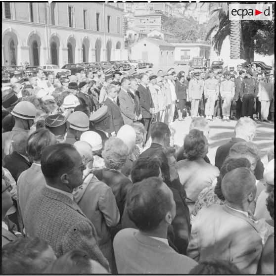 Alger. Hôpital Maillot. Obsèques du sous-lieutenant François d'Orléans. Devant la chapelle.
