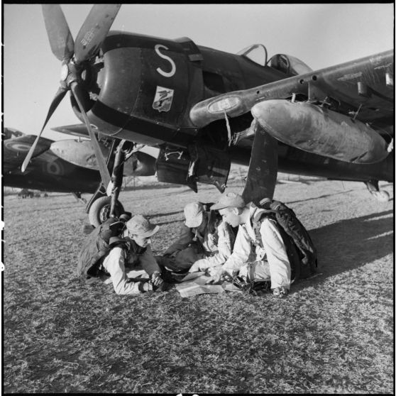 Briefing avant le départ en mission de pilotes d'avions de chasse Bearcat F8F sur le terrain d'aviation de Diên Biên Phu.
