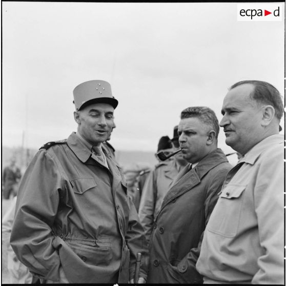 Marc Jacquet et Maurice Dejean et le général Navarre sur le camp de Diên Biên Phu.