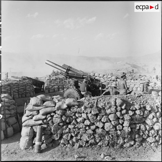 Pièce d'artillerie de 105 mm en action sur le camp de Diên Biên Phu.