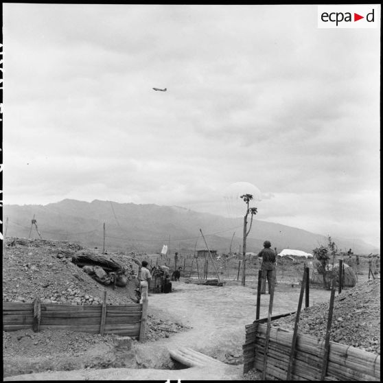Parachutage de ravitaillement ou de matériel, au-dessus d'une position du secteur centre du camp retranché.
