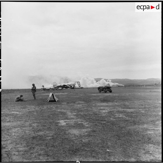 Le photographe Jean Péraud et le caméraman Pierre Schoendoerffer en action près du terrain d’aviation de Diên Biên Phu pendant des tirs de l’artillerie vietminh.