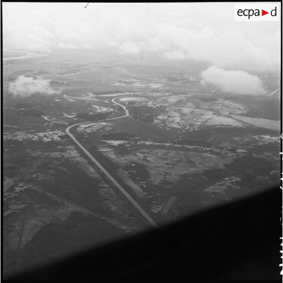 Vues aériennes du delta, à 60 km de Hanoï, au sud-sud-est.