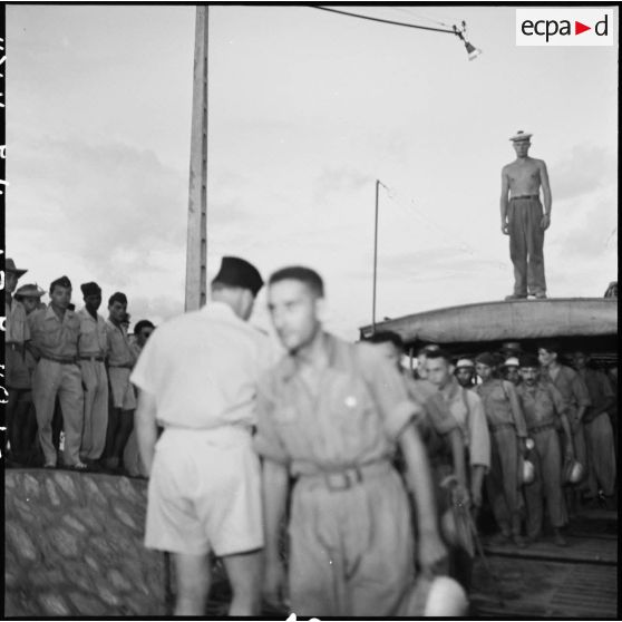 Le général Cogny accueille des prisonniers de guerre libérés par le Vietminh rapatriés à Hanoï.