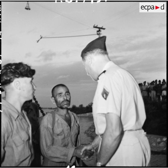 Le général Cogny accueille des prisonniers de guerre libérés par le Vietminh rapatriés à Hanoï.