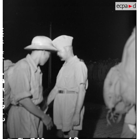 Accueil de prisonniers de guerre libérés par le Vietminh par des autorités militaires au débarcadère d'Hanoï.