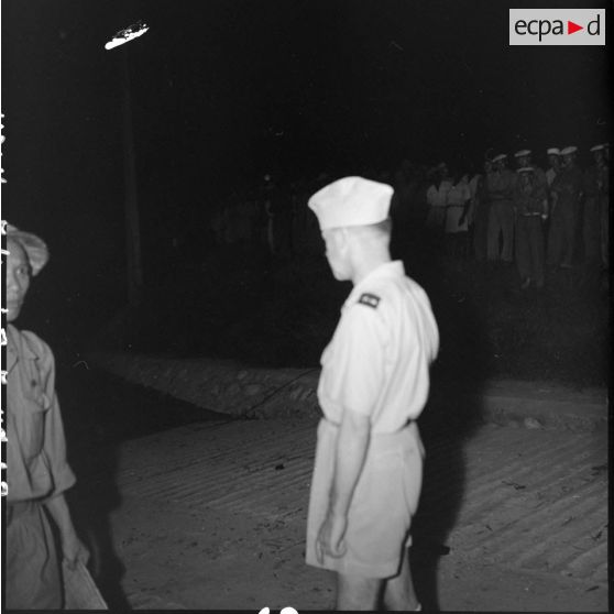 Accueil de prisonniers de guerre libérés par le Vietminh par des autorités militaires au débarcadère d'Hanoï.