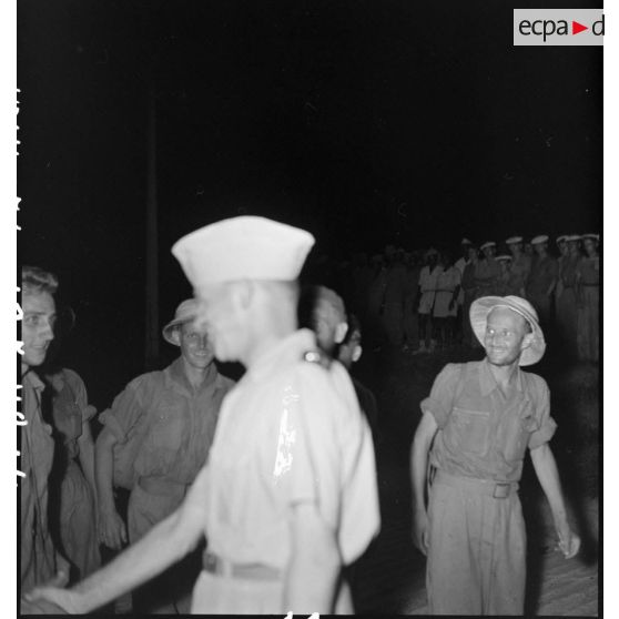 Accueil de prisonniers de guerre libérés par le Vietminh par des autorités militaires au débarcadère d'Hanoï.