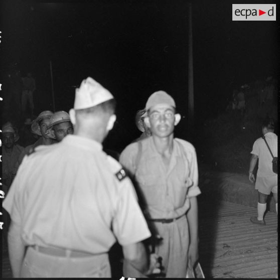 Accueil de prisonniers de guerre libérés par le Vietminh par des autorités militaires au débarcadère d'Hanoï.