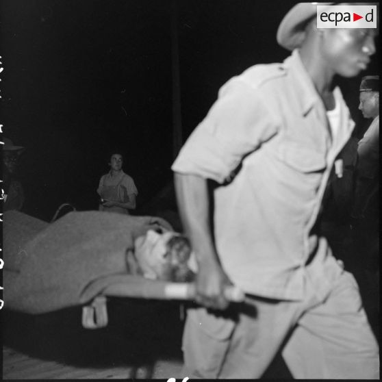 Accueil de prisonniers de guerre libérés par le Vietminh par des autorités militaires au débarcadère d'Hanoï.