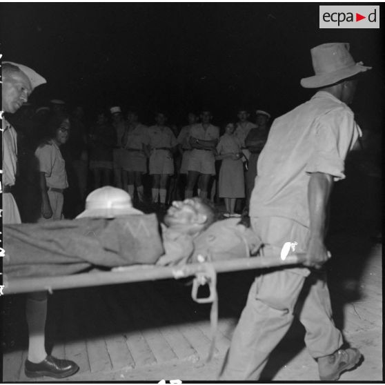 Accueil de prisonniers de guerre libérés par le Vietminh par des autorités militaires au débarcadère d'Hanoï.