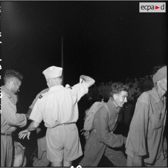 Accueil de prisonniers de guerre libérés par le Vietminh par des autorités militaires au débarcadère d'Hanoï.