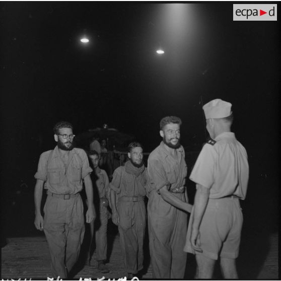 Accueil de prisonniers de guerre libérés par le Vietminh par des autorités militaires au débarcadère d'Hanoï.