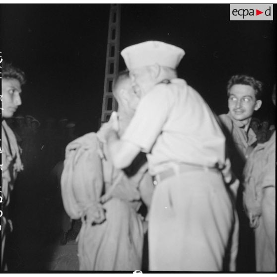 Accueil de prisonniers de guerre libérés par le Vietminh par des autorités militaires au débarcadère d'Hanoï.