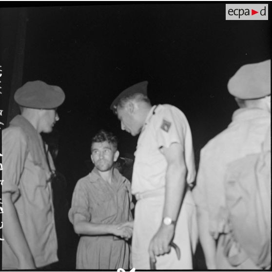 Le général Cogny accueille des prisonniers de guerre libérés par le Vietminh rapatriés à Hanoï.