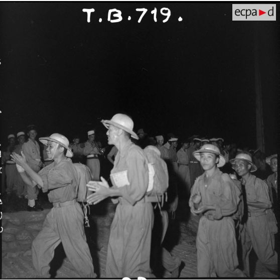 Accueil de prisonniers de guerre libérés par le Vietminh par des autorités militaires au débarcadère d'Hanoï.