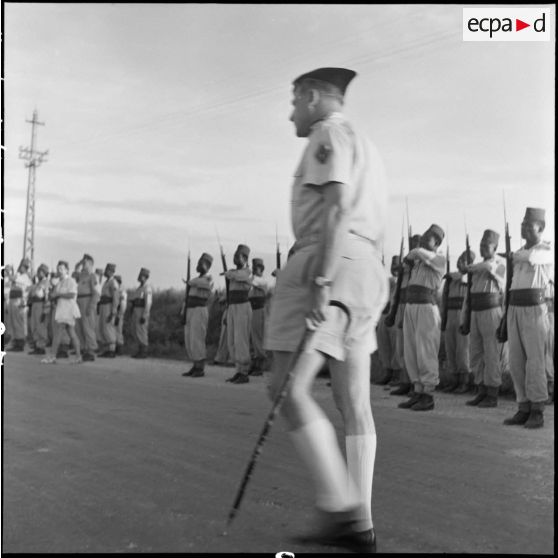 Le général Cogny accueille des prisonniers de guerre libérés par le Vietminh rapatriés à Hanoï.