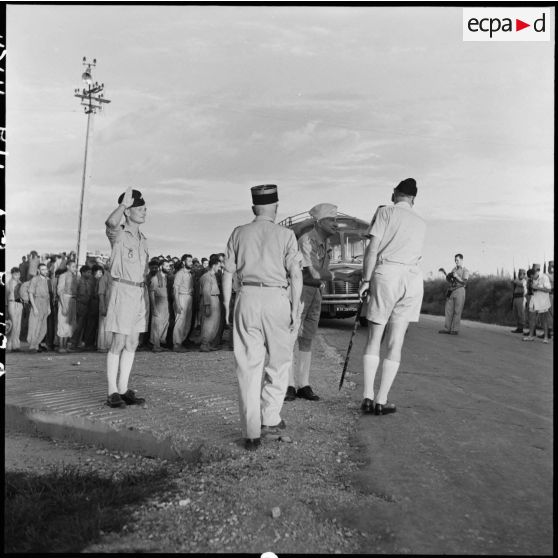 Le général Cogny accueille des prisonniers de guerre libérés par le Vietminh rapatriés à Hanoï.