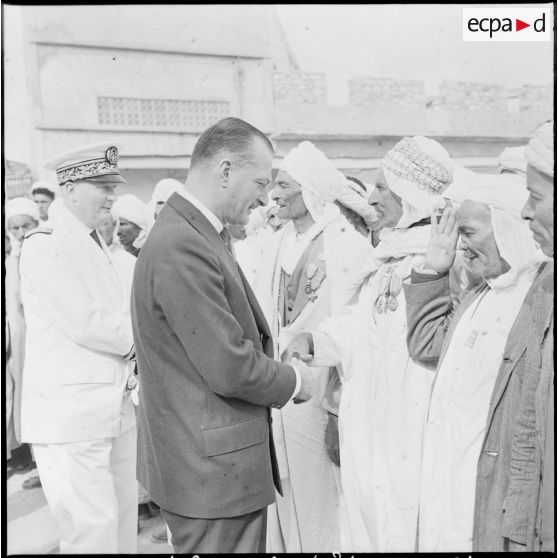 Relizane. Paul Delouvrier et monsieur Virenque parmi les anciens combattants.