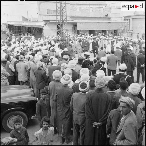 Relizane. Paul Delouvrier s'adresse à la population accompagné de monsieur Benhamouda.