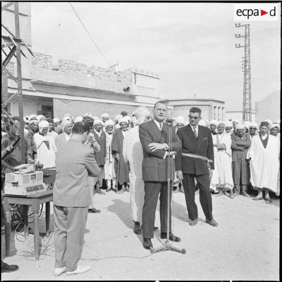 Relizane. Paul Delouvrier s'adresse à la population accompagné de monsieur Benhamouda.