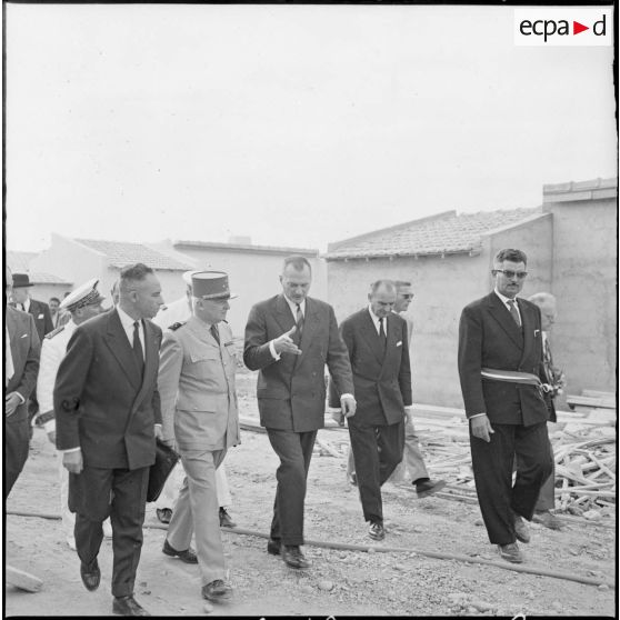 Relizane. Visite de Paul Delouvrier d'un chantier destiné à résorber un bidonville voisin.