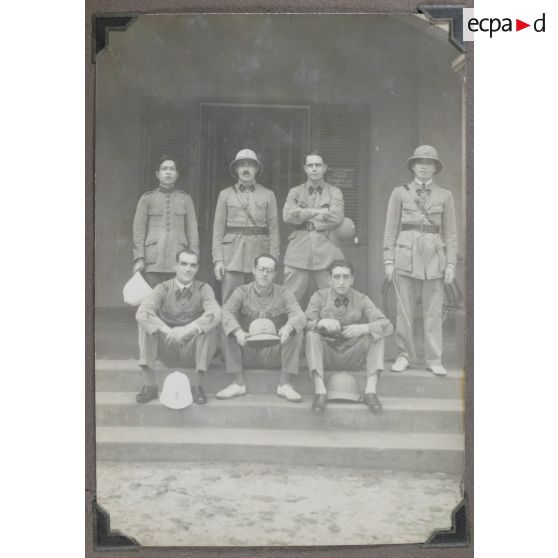 Portrait d'un groupe de sept officiers. [légende d'origine]