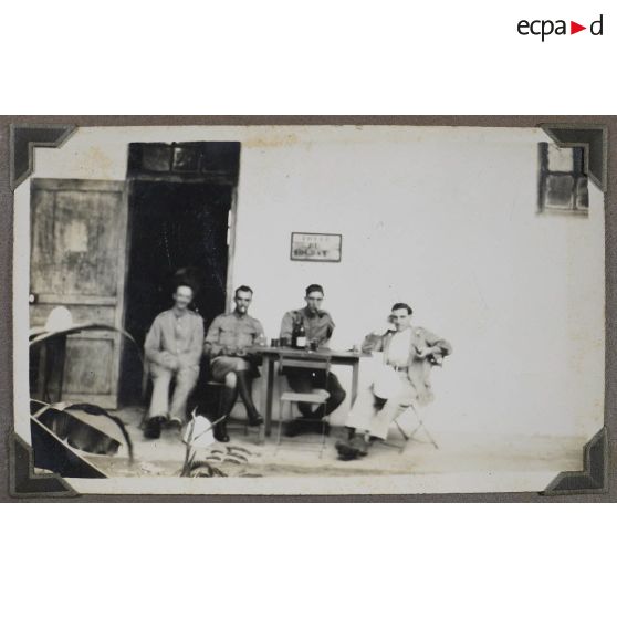 Sur cette photo trouve celui qui t'aime. Etienne, à sa [Ma..] chérie. [légende d'origine]