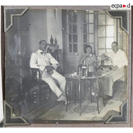 Bac Ninh 1932. M. Me Leclerc tailleur au régiment. [légende d'origine]