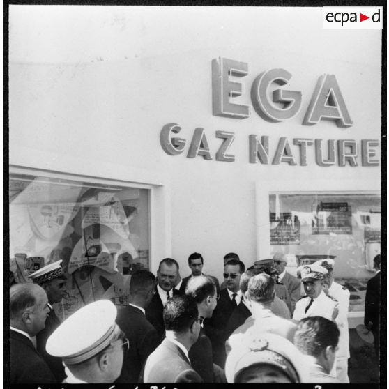 Oran. Inauguration de la foire exposition. Aux divers stands, Paul Delouvrier, Joseph Fontanet et sa suite s'arrêtent, intéressés.