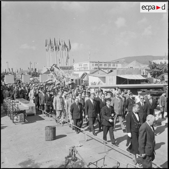 Oran. Inauguration de la foire exposition. Paul Delouvrier, Joseph Fontanet et sa suite visitent des stands réservés à l'agriculture et son développement.