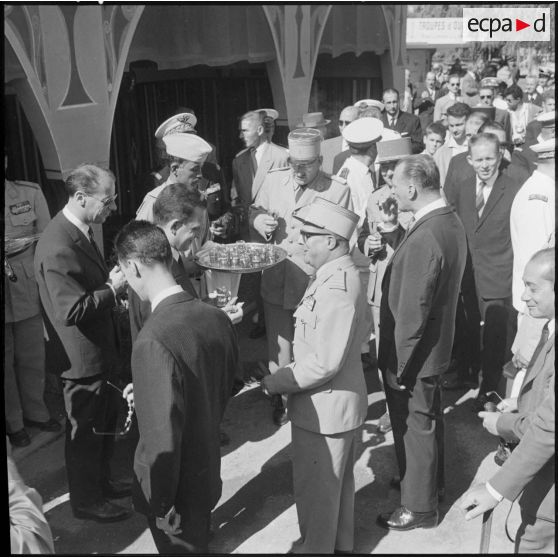 Oran. Inauguration de la foire exposition. Halte rafraîchissante au thé à la menthe offert par les tirailleurs.